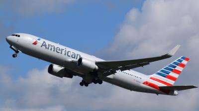 Photo of aircraft N391AA operated by American Airlines