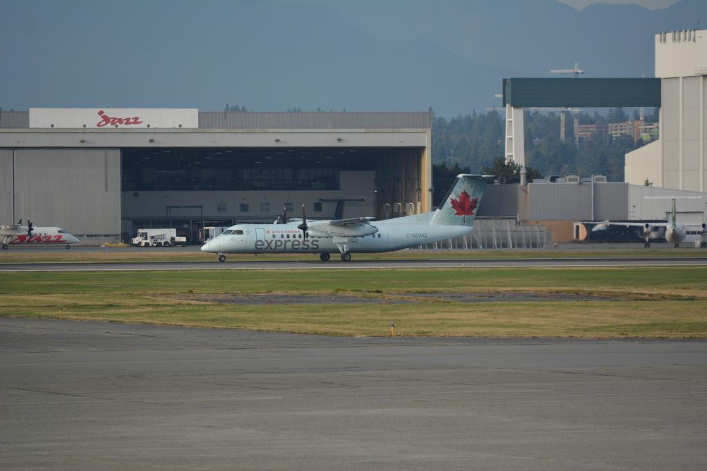 Photo of aircraft C-GEWQ operated by Air Canada Express