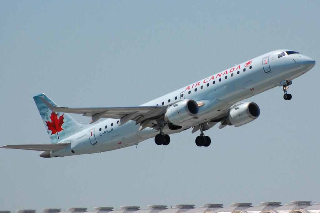 Photo of aircraft C-FHLH operated by Air Canada