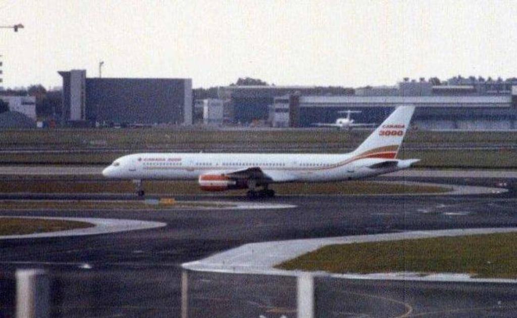 Photo of aircraft C-FOOE operated by Canada 3000 Airlines