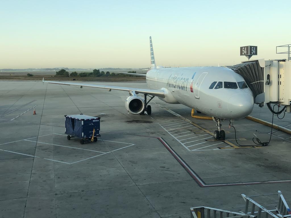 Photo of aircraft N586UW operated by American Airlines