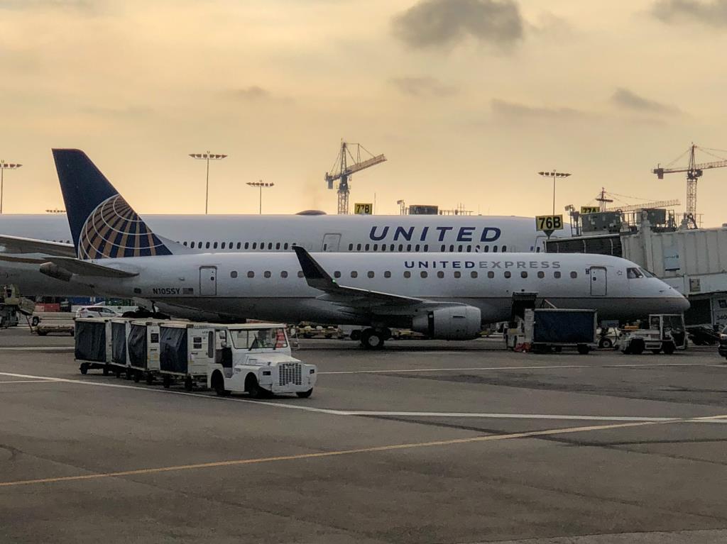 Photo of aircraft N105SY operated by United Express