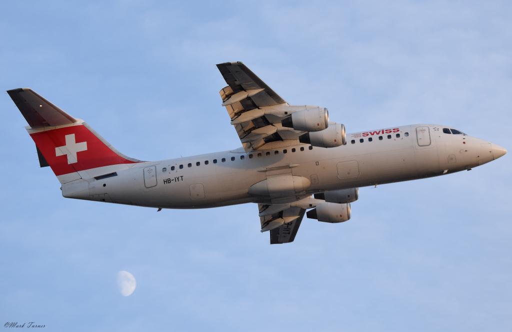 Photo of aircraft HB-IYT operated by Swiss