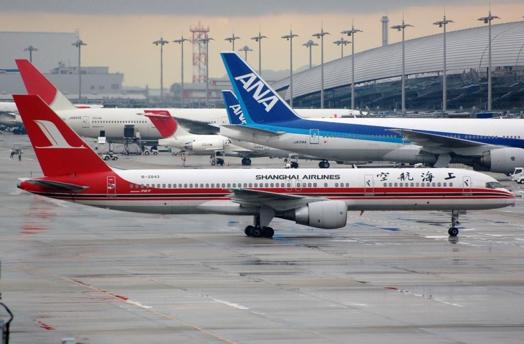 Photo of aircraft B-2842 operated by Shanghai Airlines