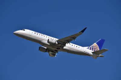Photo of aircraft N87337 operated by United Express