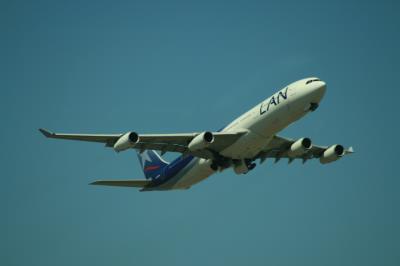 Photo of aircraft CC-CQA operated by LAN Airlines
