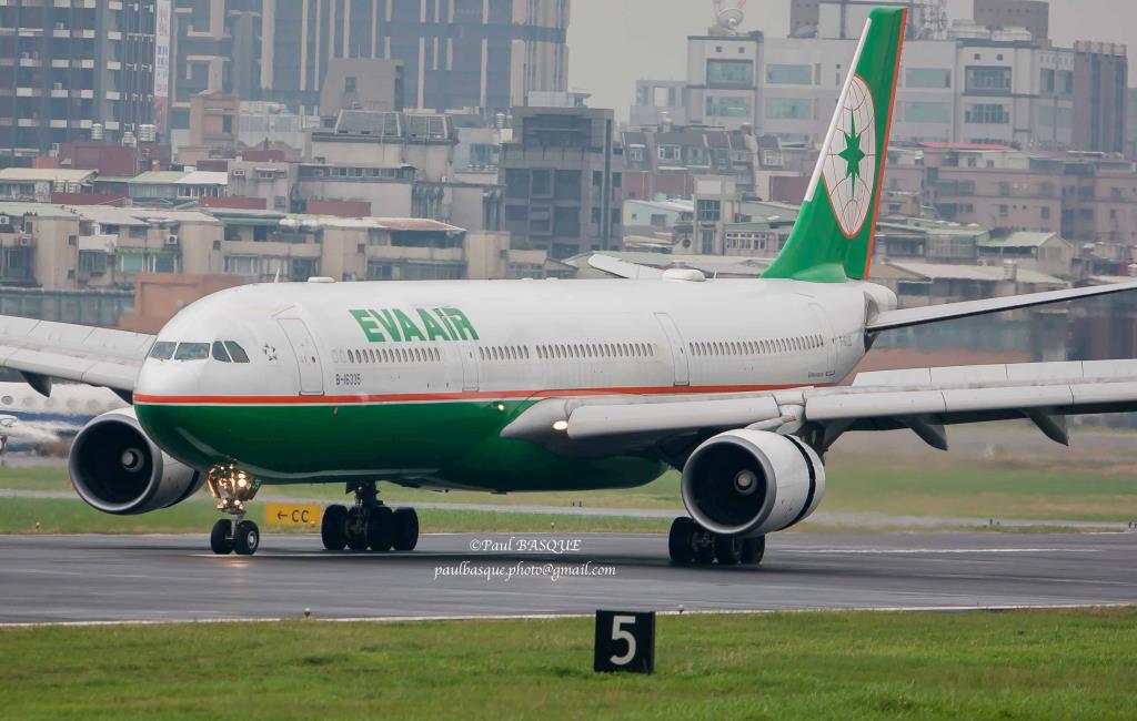 Photo of aircraft B-16335 operated by EVA Air