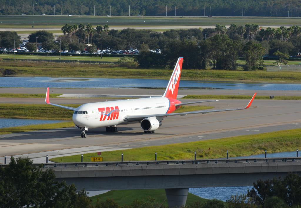 Photo of aircraft PT-MOA operated by LATAM Airlines Brasil