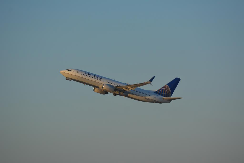 Photo of aircraft N33262 operated by United Airlines