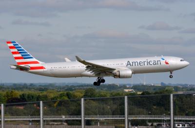 Photo of aircraft N277AY operated by American Airlines