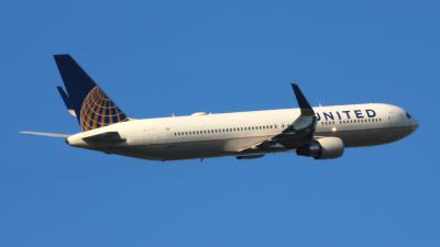 Photo of aircraft N677UA operated by United Airlines