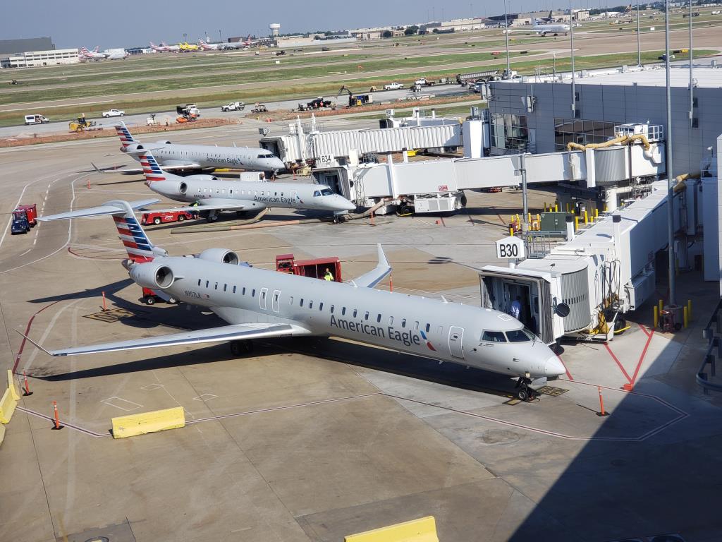 Photo of aircraft N957LR operated by American Eagle