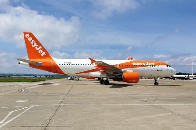 Image of aircraft registration G-EZUS - A A320-214 operated by easyJet