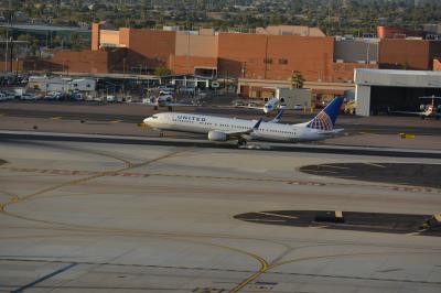 Photo of aircraft N64809 operated by United Airlines