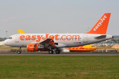 Photo of aircraft G-EZDV operated by easyJet