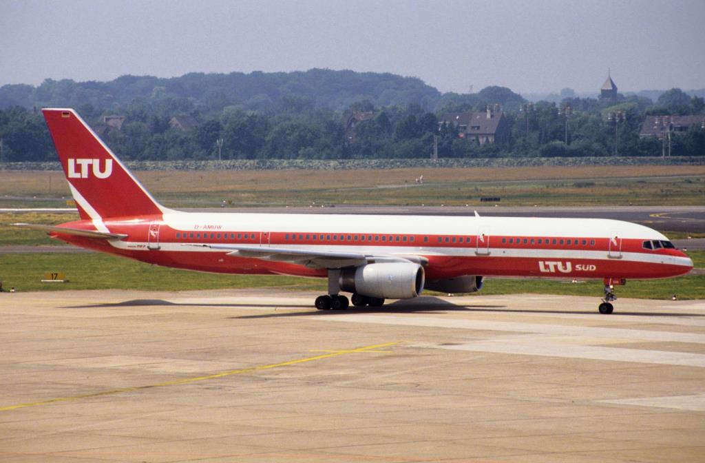 Photo of aircraft D-AMUW operated by LTU Sued