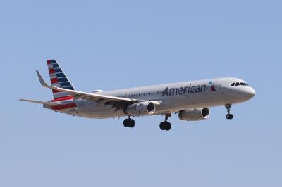 Photo of aircraft N127AA operated by American Airlines