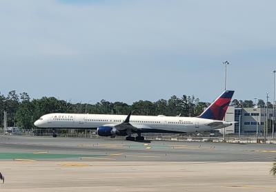 Photo of aircraft N582NW operated by Delta Air Lines