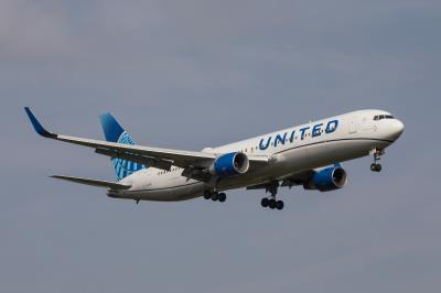 Photo of aircraft N674UA operated by United Airlines