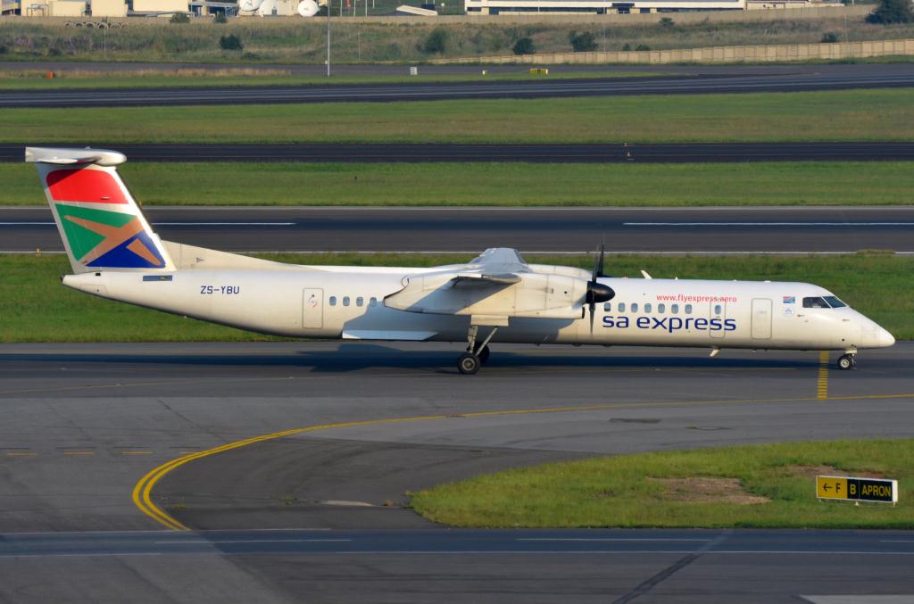 Photo of aircraft ZS-YBU operated by South African Express Airways