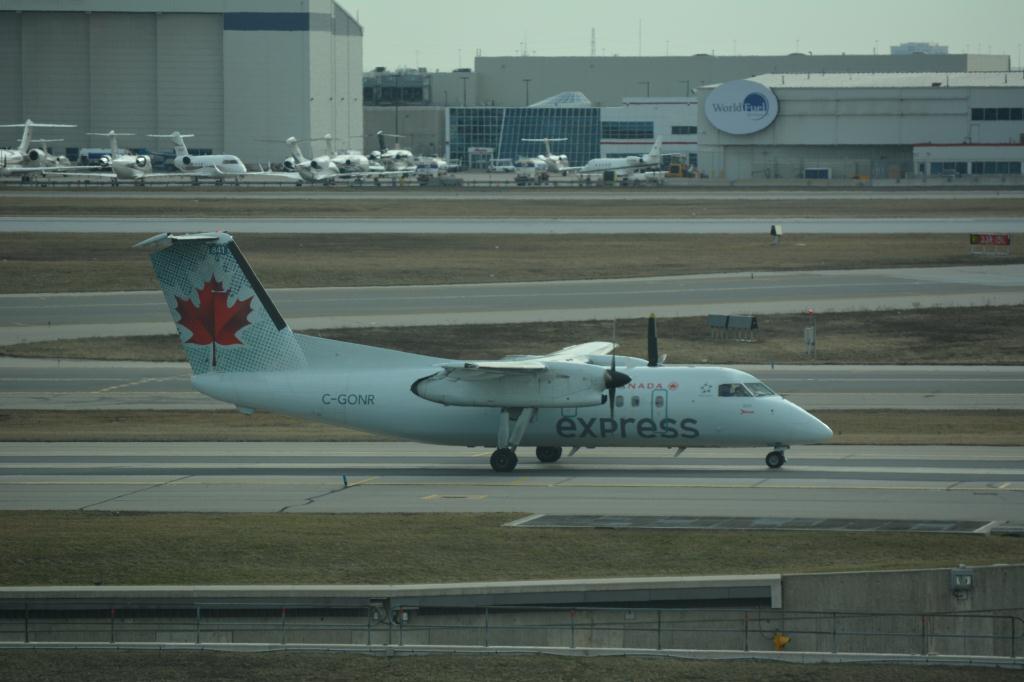 Photo of aircraft C-GONR operated by Air Canada Express