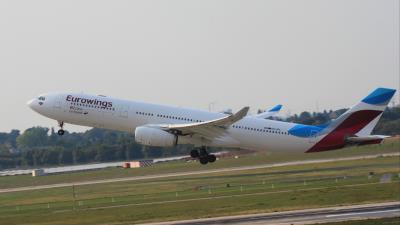 Photo of aircraft OO-SFL operated by Eurowings