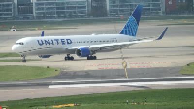 Photo of aircraft N673UA operated by United Airlines