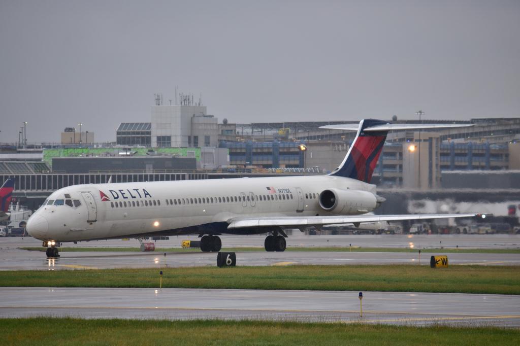 Photo of aircraft N971DL operated by Delta Air Lines