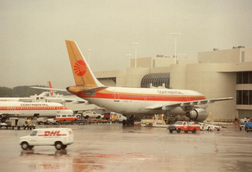 Photo of aircraft N213EA operated by Continental Air Lines