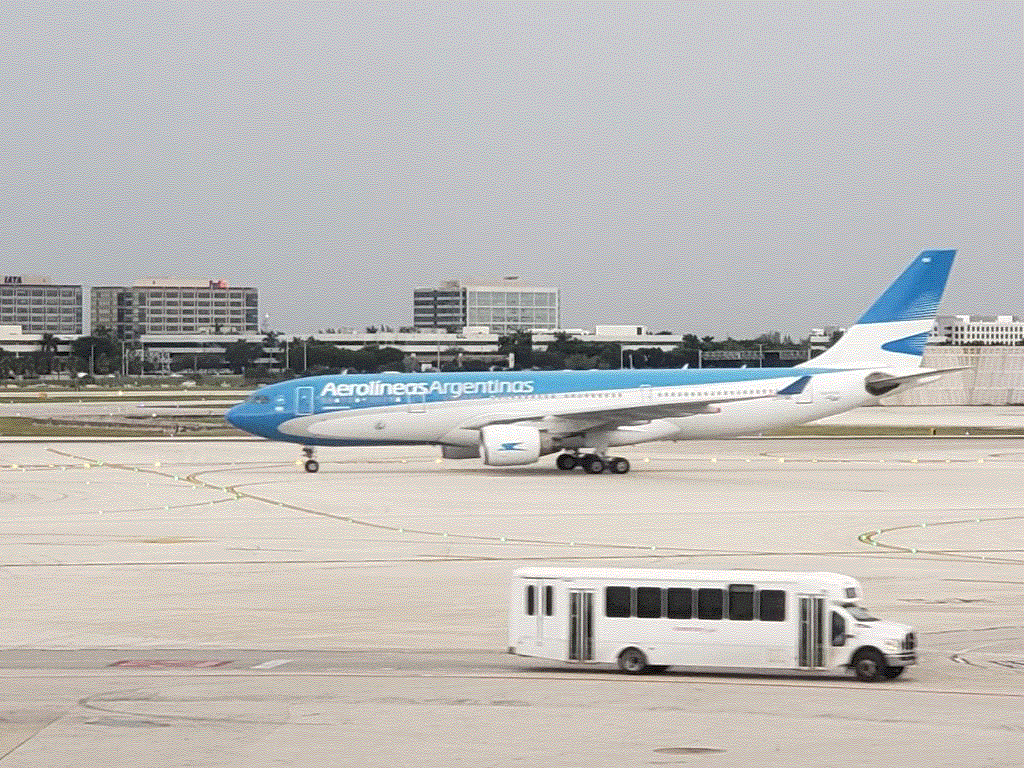 Photo of aircraft LV-FNK operated by Aerolineas Argentinas