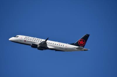 Photo of aircraft C-FEIQ operated by Air Canada Express