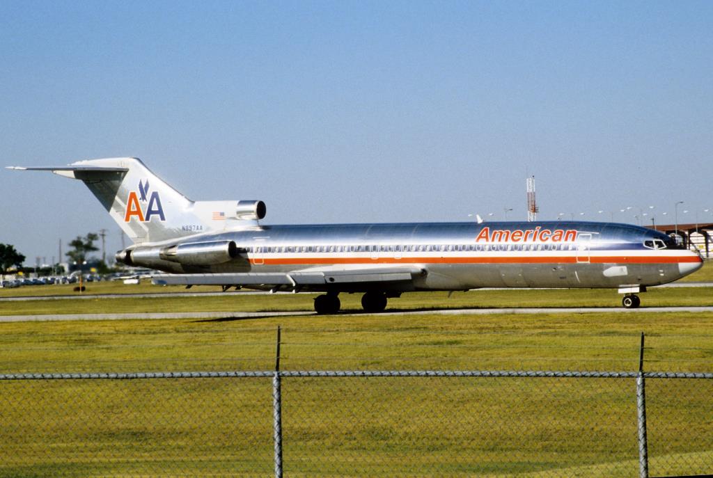 Photo of aircraft N897AA operated by American Airlines