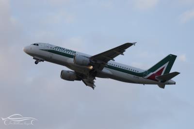 Image of aircraft registration EI-DTD - A A320-216 operated by Alitalia