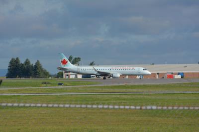 Photo of aircraft C-FHOY operated by Air Canada