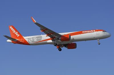 Photo of aircraft G-UZMA operated by easyJet