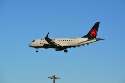 Photo of aircraft C-FRQW operated by Air Canada Express
