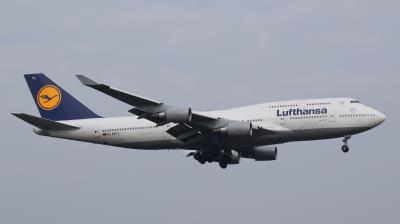 Image of aircraft registration D-ABTL - A 747-430 operated by Lufthansa