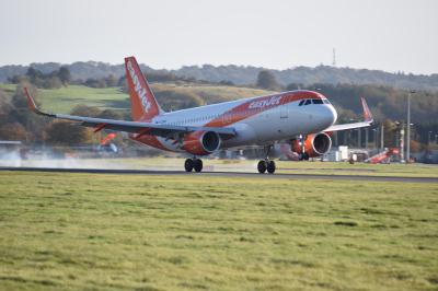 Photo of aircraft G-EZRM operated by easyJet