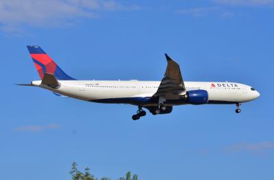 Photo of aircraft N402DX operated by Delta Air Lines