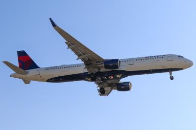 Photo of aircraft N382DN operated by Delta Air Lines