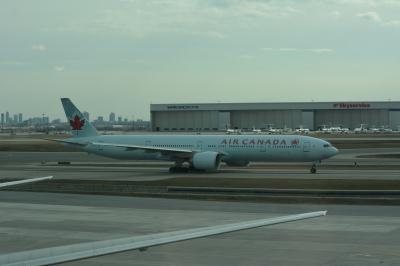 Photo of aircraft C-FIUV operated by Air Canada