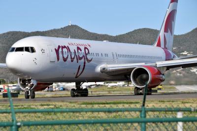 Photo of aircraft C-GHLT operated by Air Canada Rouge