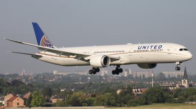 Photo of aircraft N14001 operated by United Airlines