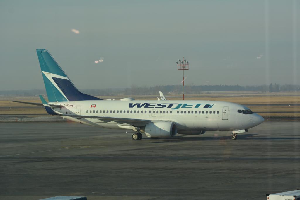 Photo of aircraft C-FIWS operated by WestJet