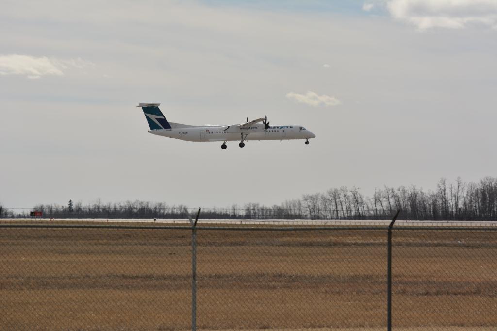 Photo of aircraft C-FOEN operated by WestJet Encore