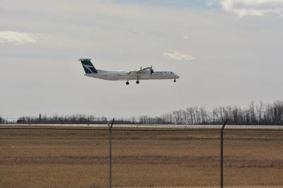 Photo of aircraft C-FOEN operated by WestJet Encore
