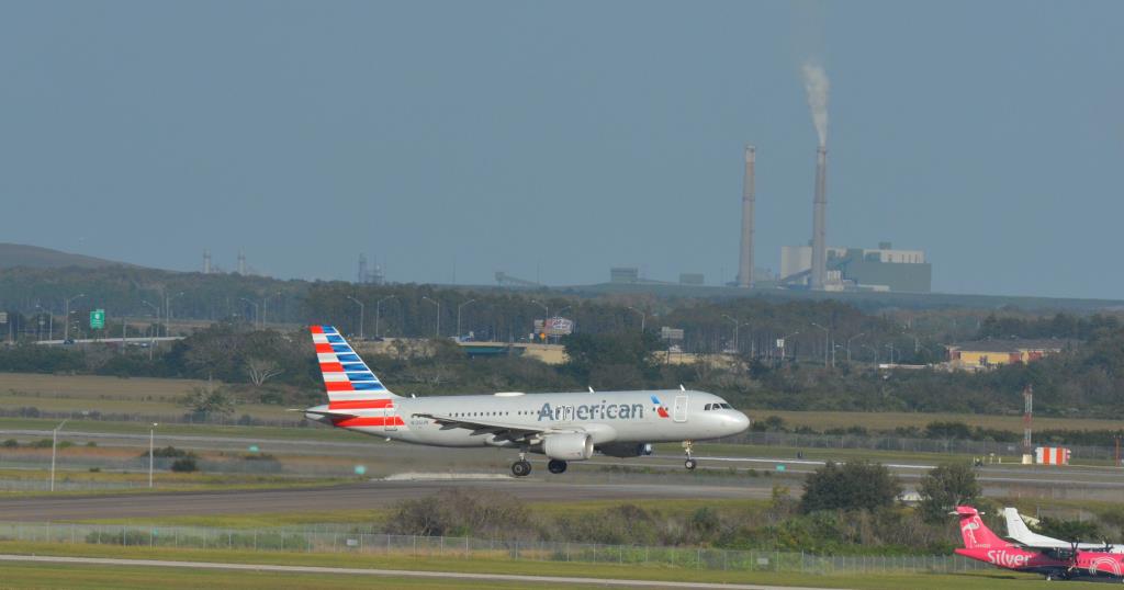 Photo of aircraft N126UW operated by American Airlines