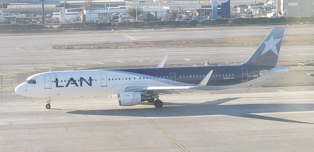 Photo of aircraft CC-BEB operated by LATAM Airlines Chile