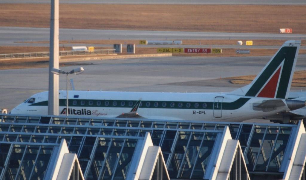 Photo of aircraft EI-DFL operated by Alitalia Express
