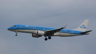 Image of aircraft registration PH-EZK - A ERJ-190-STD (ERJ-190-100) operated by KLM Cityhopper